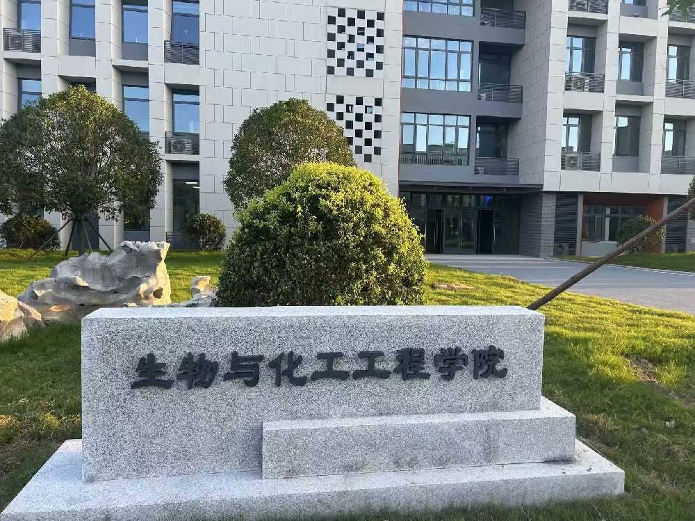 番禺区扬州职业大学体育场高杆灯项目